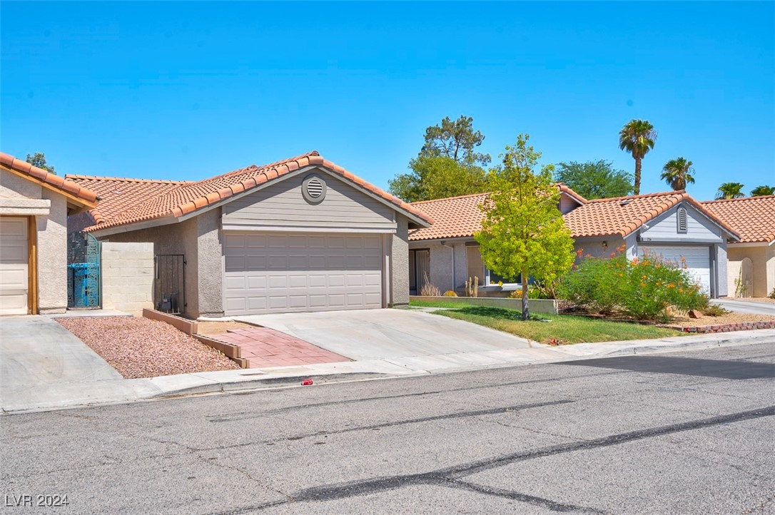Whispering Palms Dr, Las Vegas, NV 89123