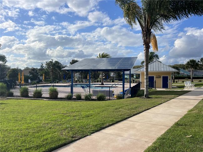 987 Fiesta Key Cir, House other with 2 bedrooms, 2 bathrooms and null parking in LADY LAKE FL | Image 4