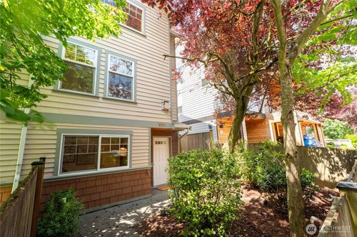 b-8517 B Stone Ave N, Seattle, WA, 98103-4038 | Card Image