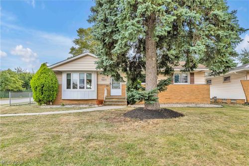 9605 Boundary Ln, Parma, OH, 44130-5212 | Card Image