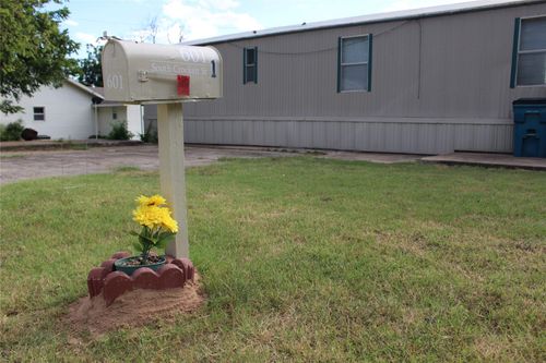 601 S Crockett St, Henrietta, TX, 76365-3705 | Card Image