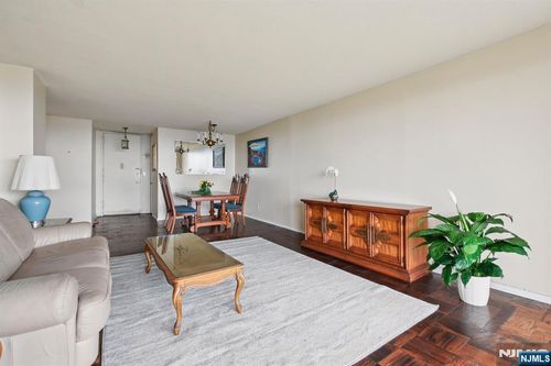 555 North Ave, Fort Lee, NJ, 07024-2404 | Card Image