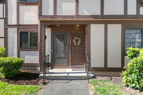 142-142 Foxwood Close, Milford, CT, 06461-2732 | Card Image