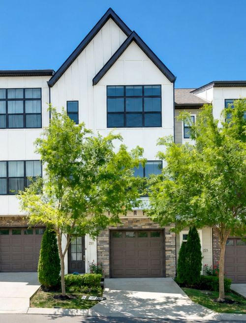 221 Stonecrest Cir, Nashville, TN, 37209-5272 | Card Image