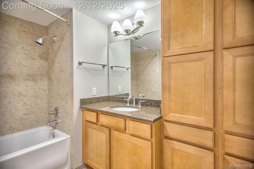 18d-525 W Lafayette Blvd, Detroit, MI, 48226-3122 | Card Image