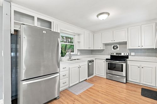 28 Hilltop Cir, Worcester, MA, 01609-1018 | Card Image