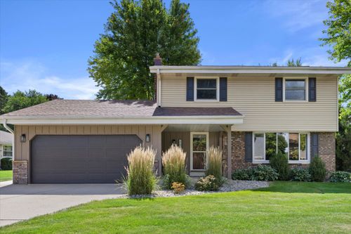 6570 Radburn Ln, Greendale, WI, 53129-2843 | Card Image