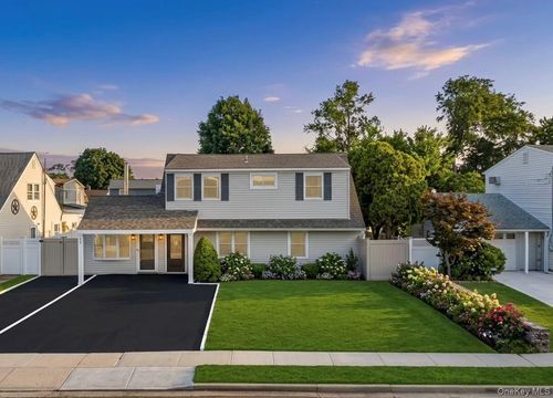 26 Picture Ln, Hicksville, NY, 11801-6425 | Card Image