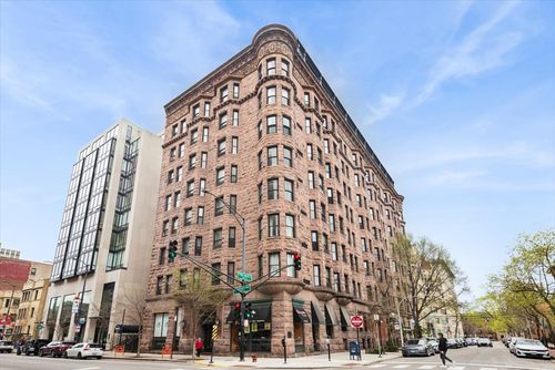 7e-2800 N Pine Grove Avenue, Chicago, IL, 60657 | Card Image