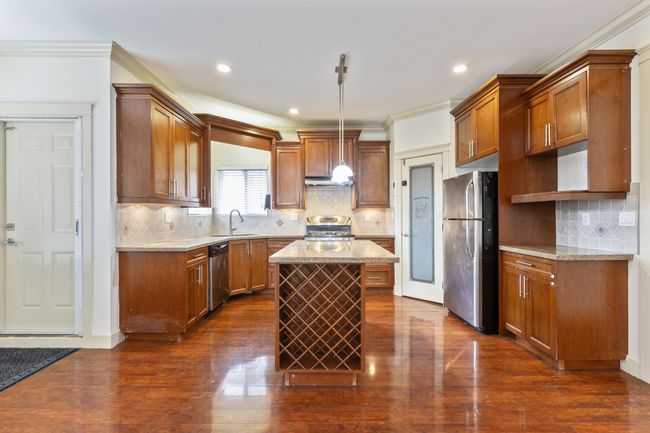 19390 73 Avenue, House other with 6 bedrooms, 4 bathrooms and 4 parking in Surrey BC | Image 11