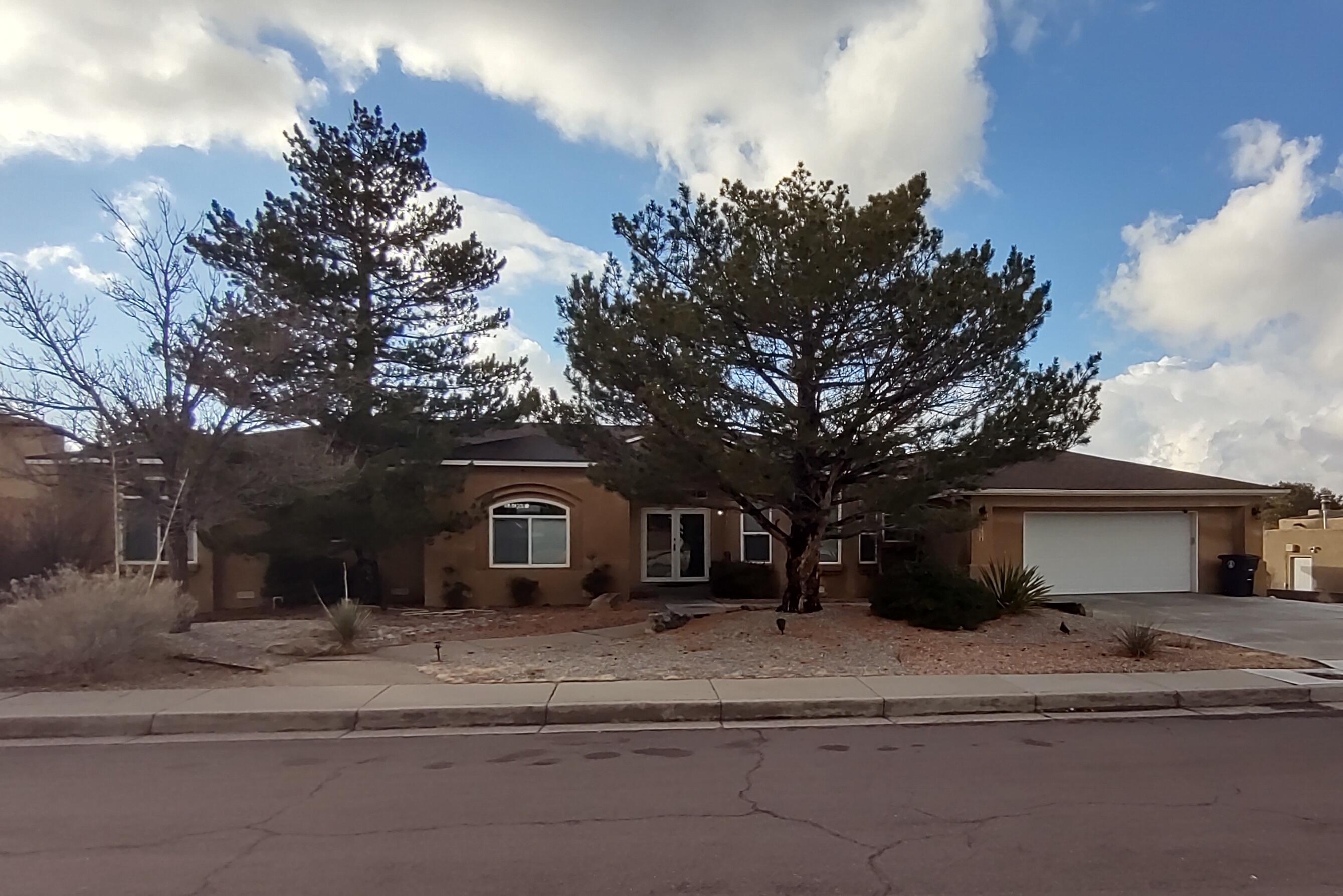 LA Jolla Pl, Albuquerque, NM 87123
