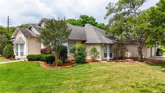 1212 W North St, House other with 3 bedrooms, 3 bathrooms and 2 parking in Louise TX | Image 40
