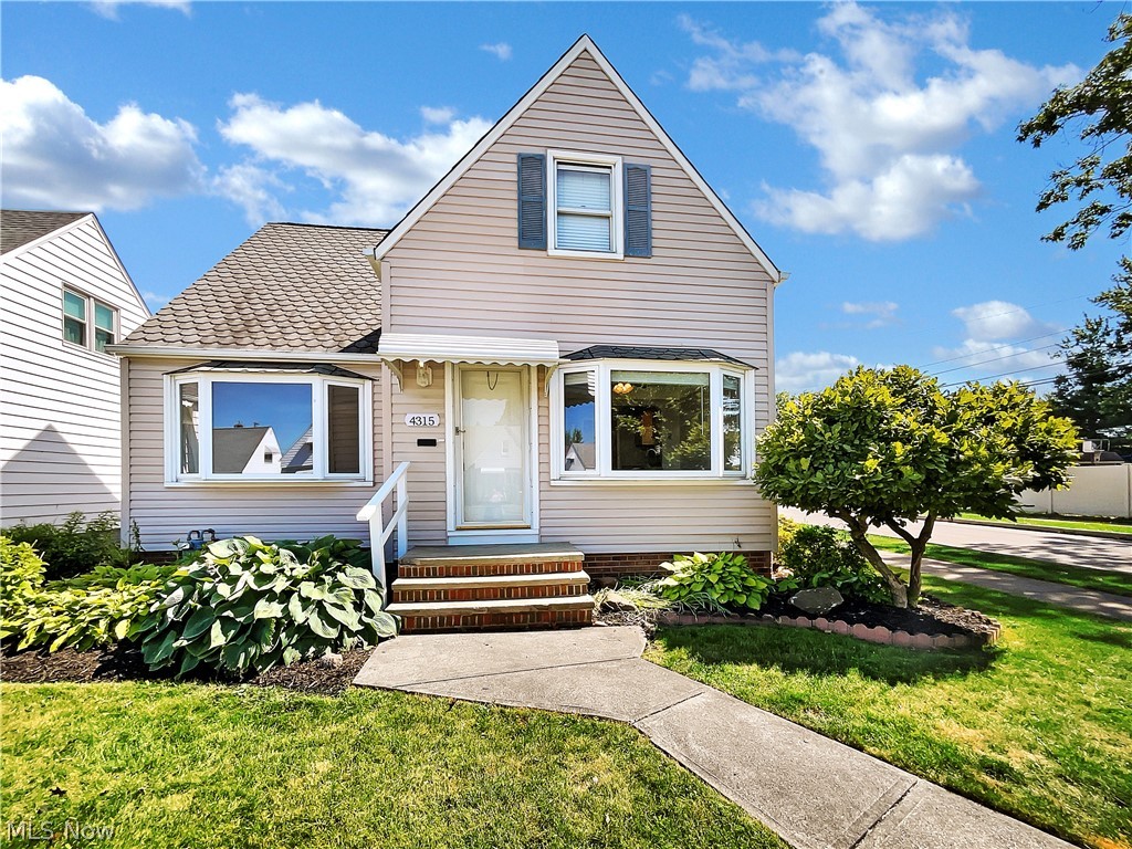 Redfern Rd, Parma, OH 44134