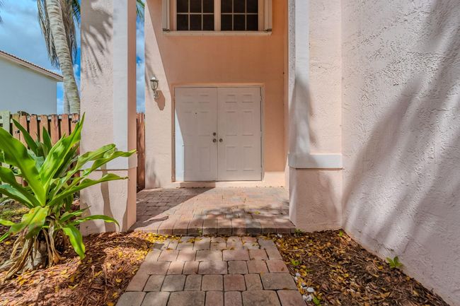 1568 Sw 106 Th Ave, House other with 3 bedrooms, 3 bathrooms and null parking in Pembroke Pines FL | Image 4