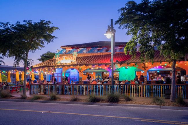 Great location just a short distance to cafes and shops in the nearby bustling Siesta Key village, and close to shopping, restaurants, hospitals and the many cultural activities in Downtown Sarasota | Image 47