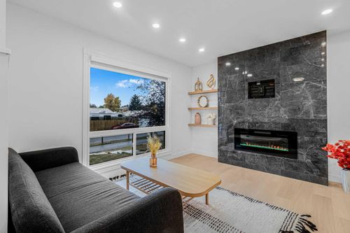 {{alt}} | Card Image