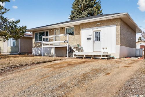 1220 Hochelaga St W, Moose Jaw, SK, S6H2J4 | Card Image