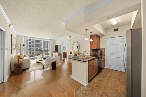 1005-2000 N Bayshore Dr, Miami, FL, 33137-5122 | Card Image