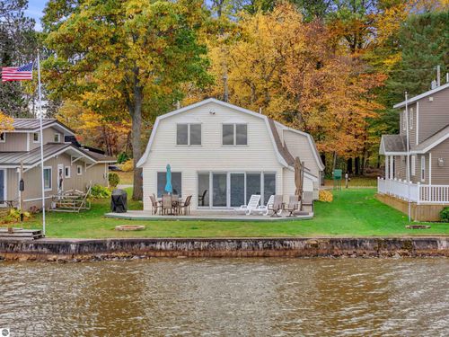 140 Forest Lawn Dr, Cadillac, MI, 49601-9734 | Card Image