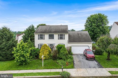 1049 Christina Dr, LEESPORT, PA, 19533-8800 | Card Image