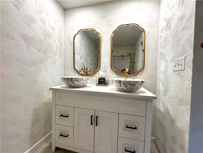 Custom sinks and vanity | Image 38
