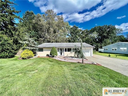 18 Dawson Rd, Kendall Park, NJ, 08824-1118 | Card Image
