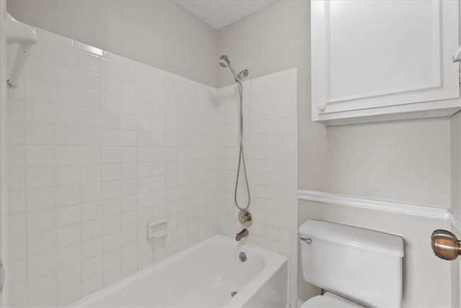 Bubble baths or quick showers? This master combo has you covered—flexible and fabulous | Image 21
