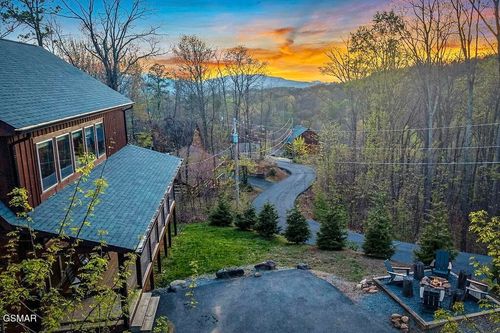 834 Pine Top Ln, Gatlinburg, TN, 37738-6348 | Card Image