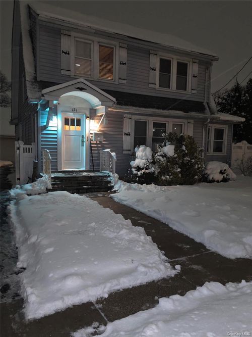 121 4th St, Hicksville, NY, 11801-5407 | Card Image