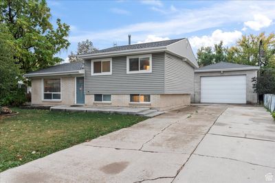 Tri-level home with a garage and a front lawn | Image 1