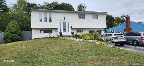 21 Deville Dr, Selden, NY, 11784-1003 | Card Image