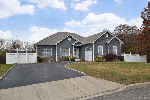 11 Macintosh Ln, Selden, NY, 11784-5400 | Card Image