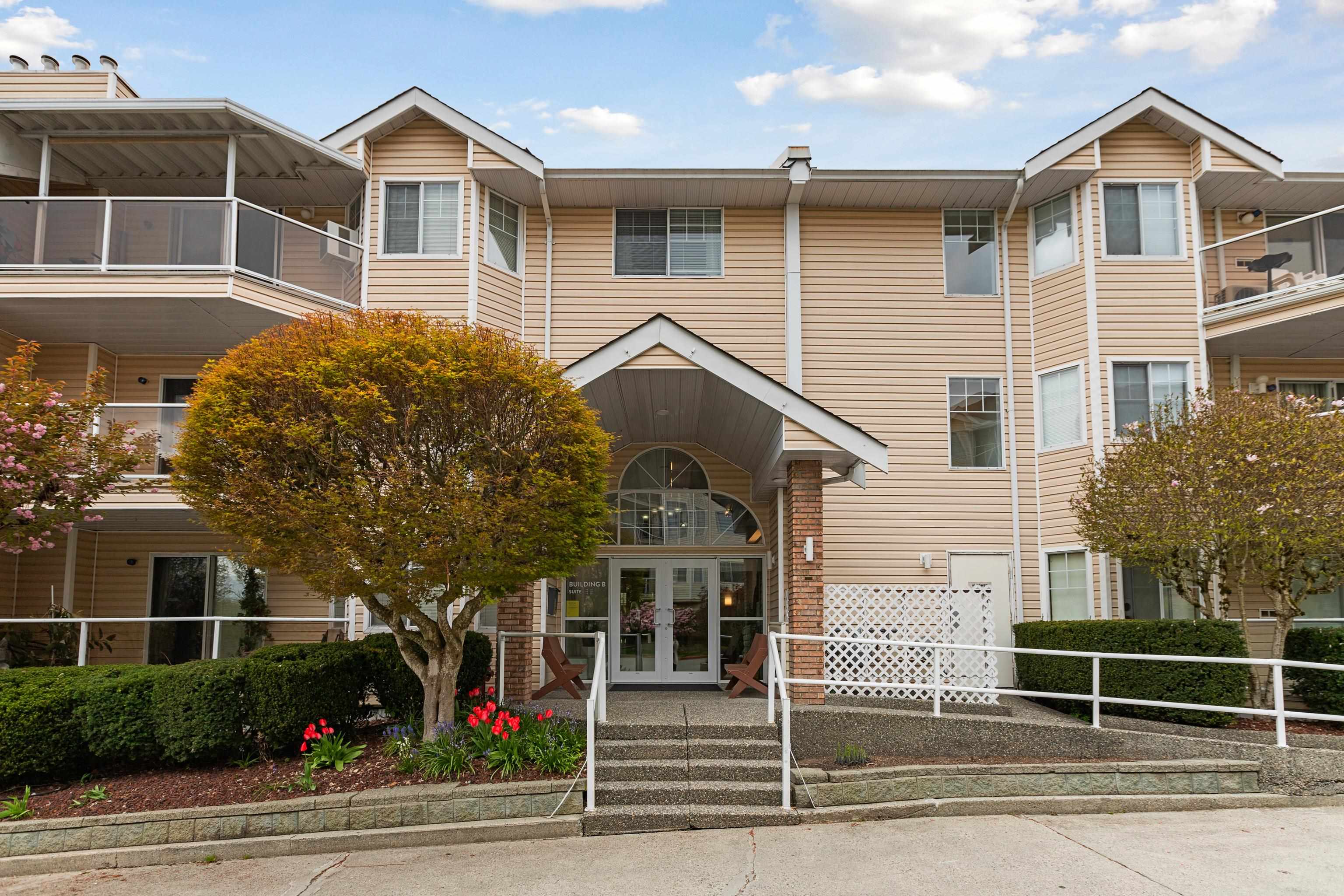 213 - 22611 116 Avenue, Condo with 2 bedrooms, 1 bathrooms and 1 parking in Maple Ridge BC | Image 2