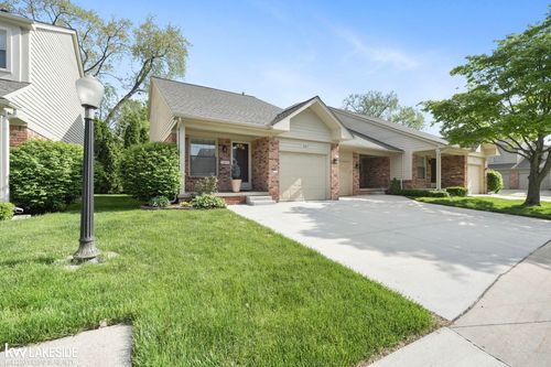 427 Oakgrove Ct, Clawson, MI, 48017-2520 | Card Image