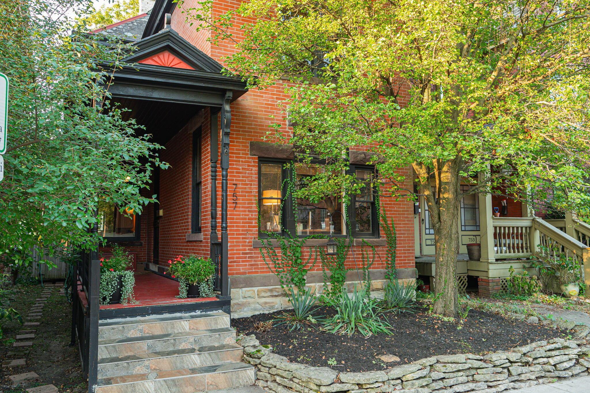 Oak St, Columbus, OH 43205