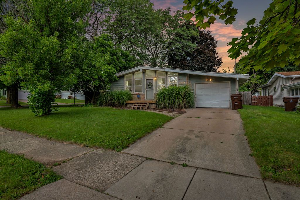 Ridgeline Dr, Lansing, MI 48912