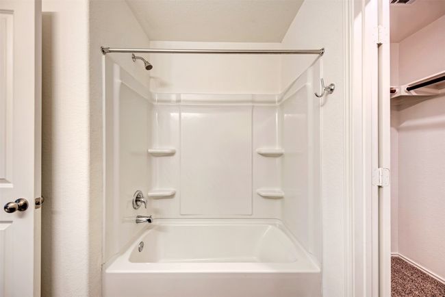Full bathroom with bathing tub / shower combination | Image 20