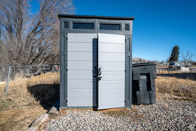 View of shed with fence | Image 33