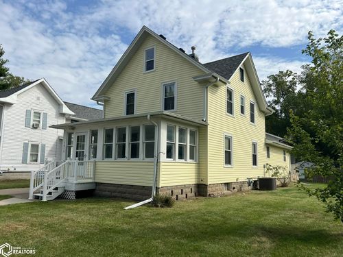 1012 Summer St, Grinnell, IA, 50112-1749 | Card Image