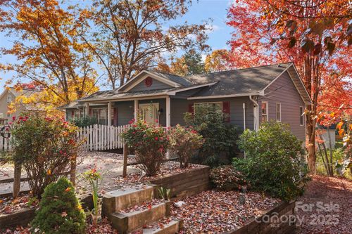 597 Penland St, Clyde, NC, 28721-7561 | Card Image