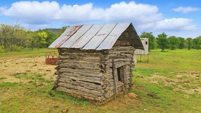 Neat old building on the property! | Image 11