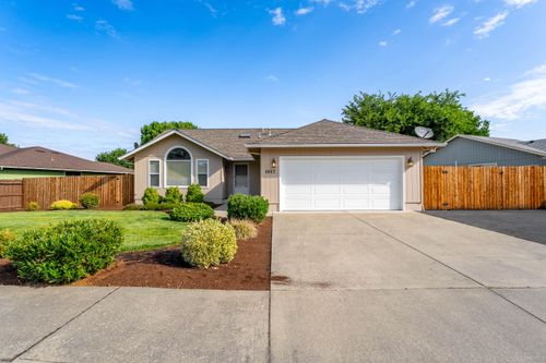 1017 Fairfield Ave, Central Point, OR, 97502-4835 | Card Image