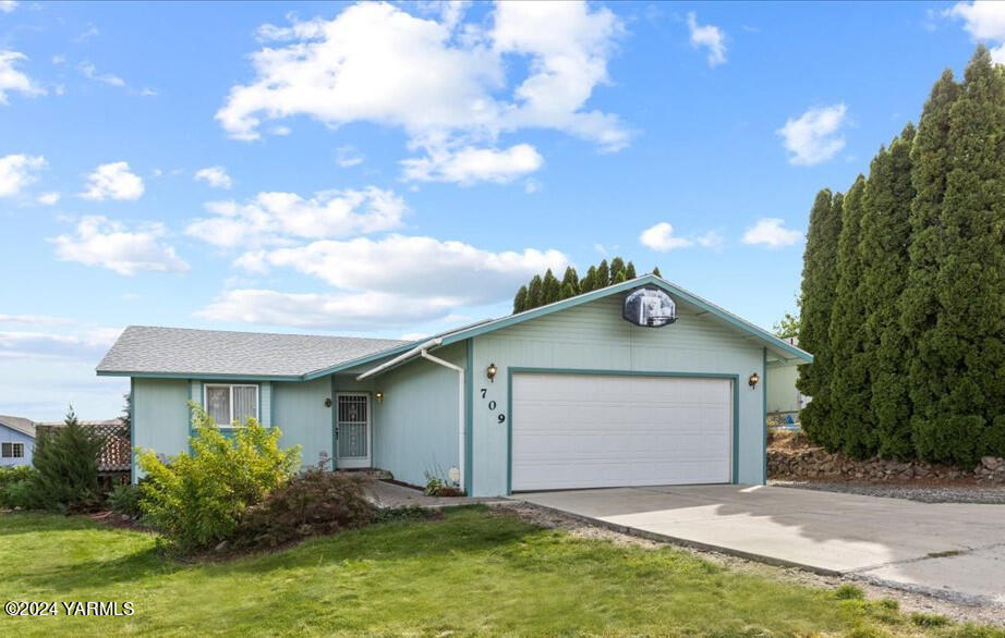5th St, Selah, WA 98942