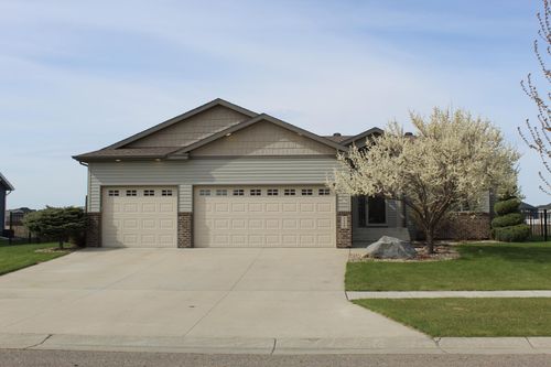 729 48th Ave W, West Fargo, ND, 58078-4067 | Card Image