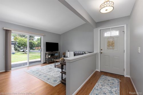 656 Country Club Dr, Saint Clair Shores, MI, 48082-2950 | Card Image