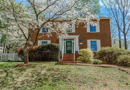 5664 Regents Park Rd, Kernersville, NC, 27284-7009 | Card Image