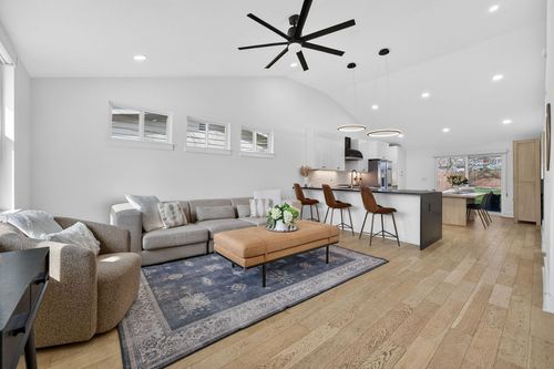 504 W Croslin St, Austin, TX, 78752-2438 | Card Image