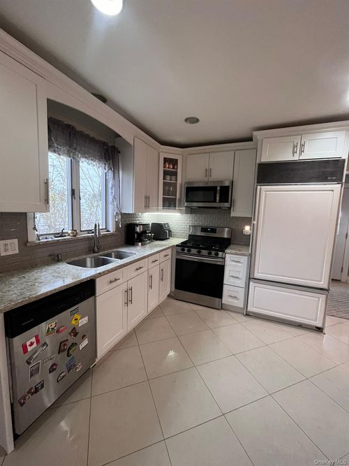 14 Red Brook Rd, Great Neck, NY, 11024-1431 | Card Image