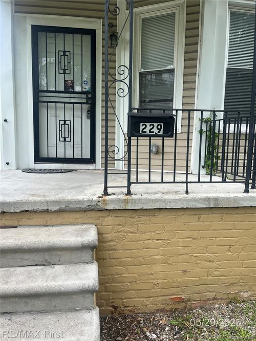 229 Leicester Ct, Detroit, MI, 48202-1607 | Card Image