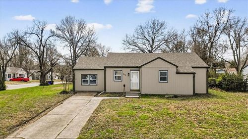 912 Vest Dr, Warrensburg, MO, 64093-2558 | Card Image